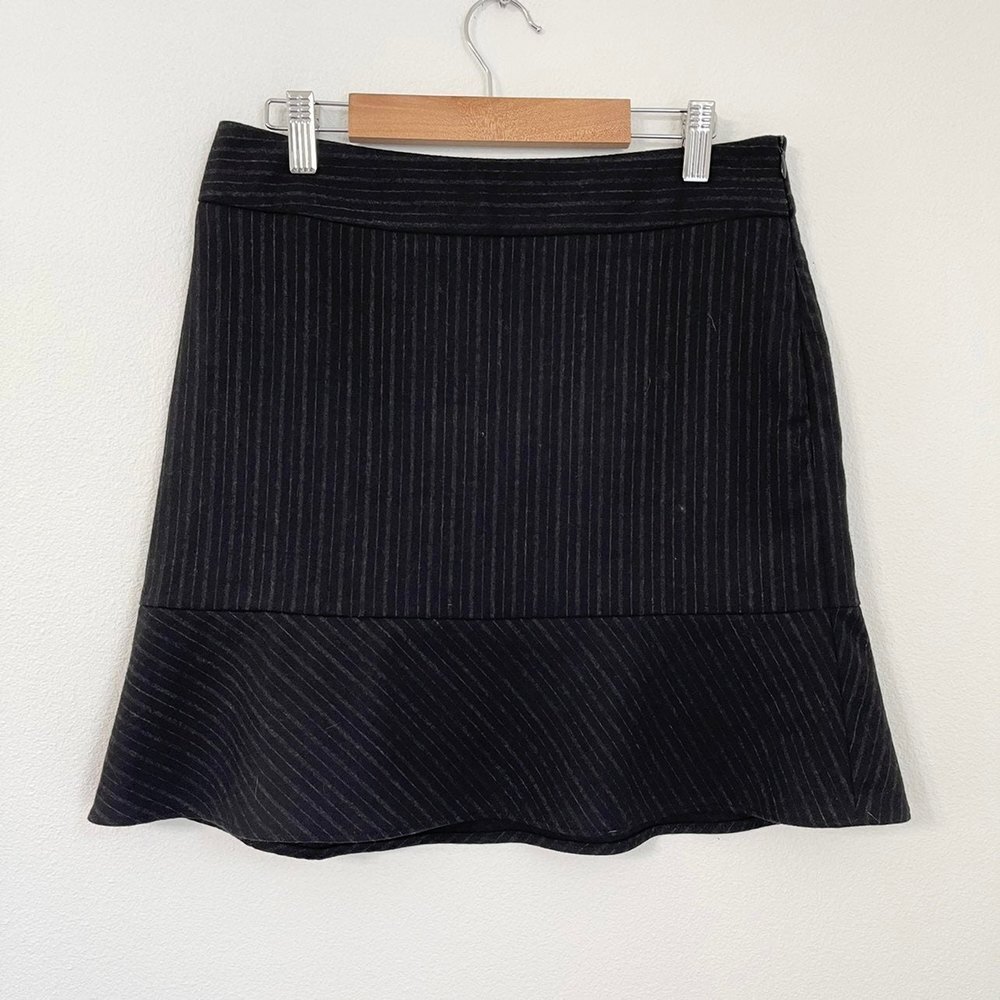 Banana Republic Stretch Mini Skirt. Size 2. Wool Mini Black Gray Striped.